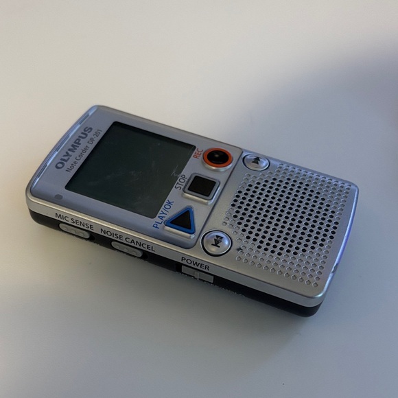 Olympus Silver Digital Voice Recorder DP-201 - Picture 2 of 5
